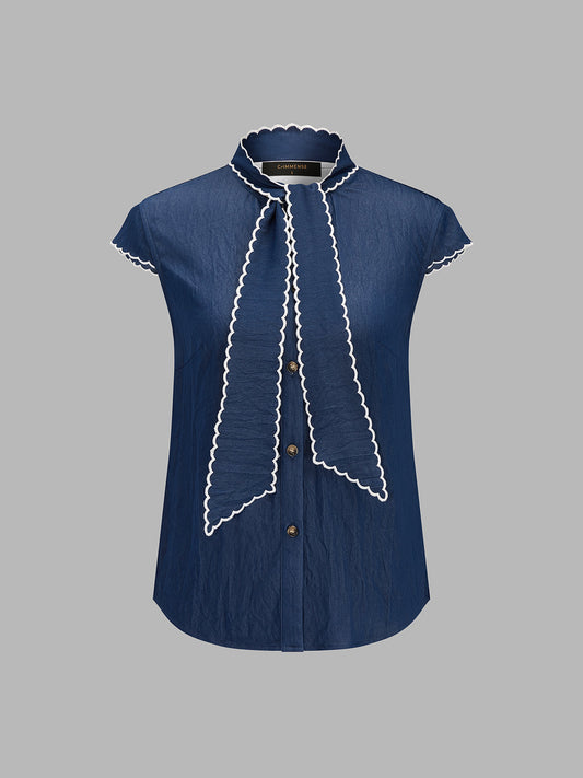 Blusa de manga corta con cuello anudado y borde ondulado