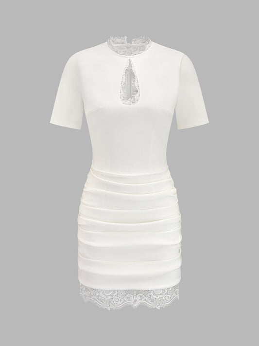 Vestido mini fruncido con abertura y ribete de encaje