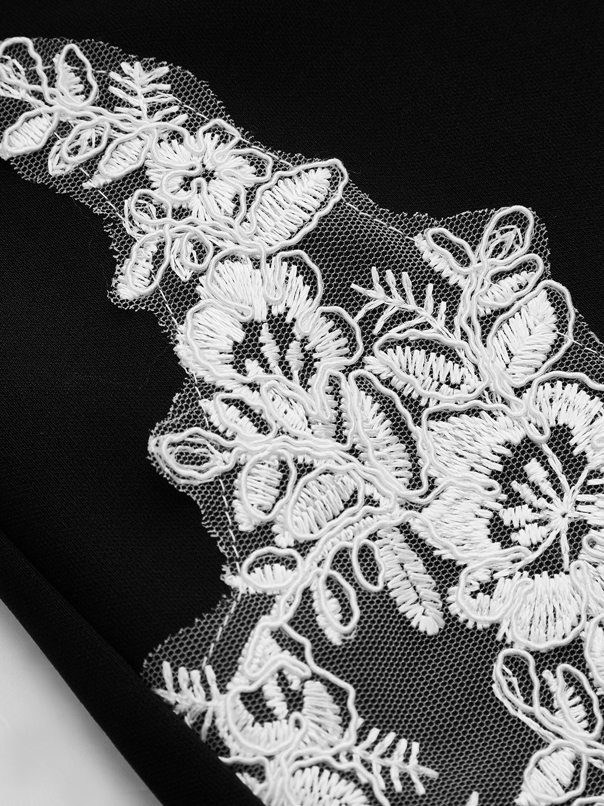 Conjunto de dos piezas con aplicación de encaje: top y pantalón