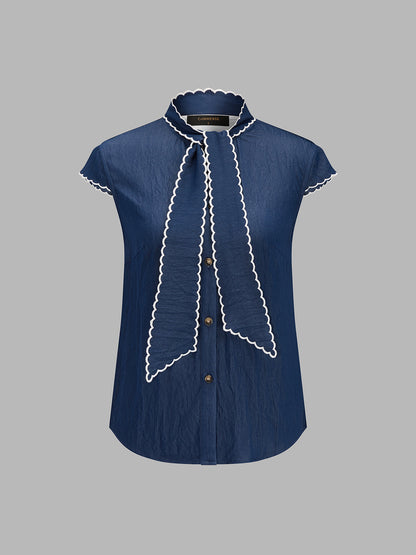 Blusa de manga corta con cuello anudado y borde ondulado