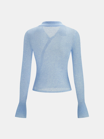 Top de punto fino semitransparente con botonadura diagonal y cuello