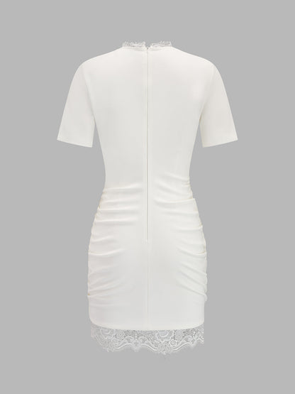 Vestido mini fruncido con abertura y ribete de encaje
