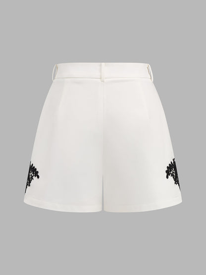 Conjunto de top halter cruzado y short con aplicación de encaje
