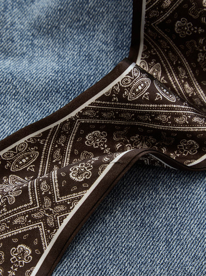 Vaqueros barrel con cinturón tipo bandana y costuras decorativas