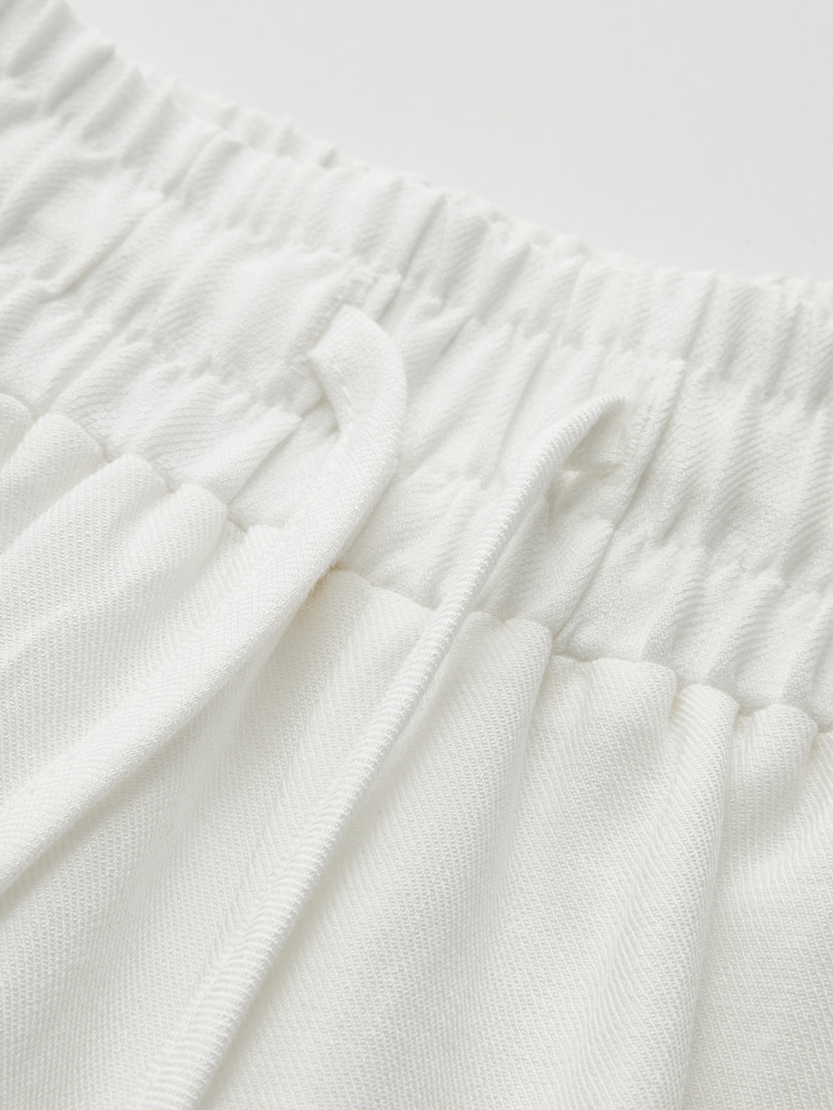 Pantalón ancho de tiro medio con cintura ajustable y calados