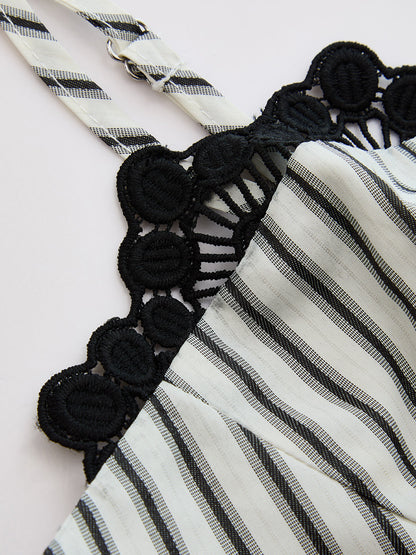 Conjunto de top peplum a rayas con encaje y pantalón