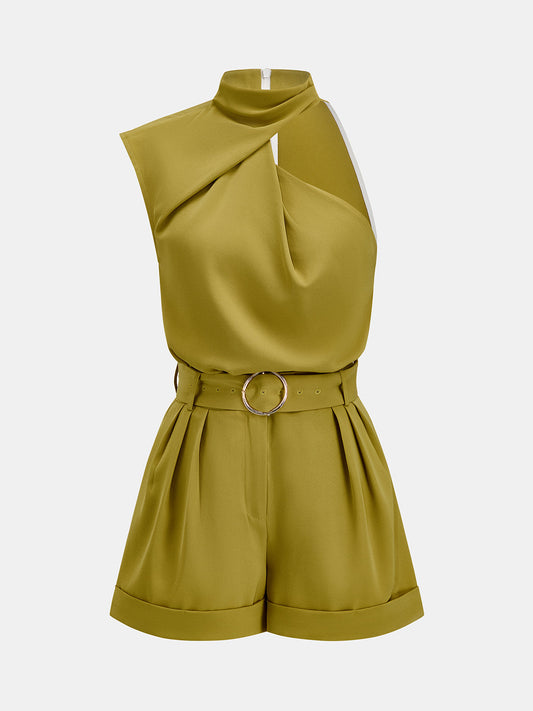 Conjunto de top de escote asimétrico y short con cinturón