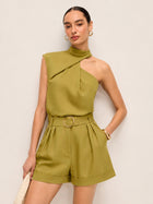 Conjunto de top de escote asimétrico y short con cinturón