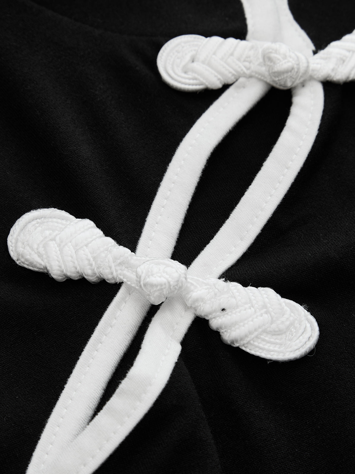 Top de manga corta con botones de alamar en contraste