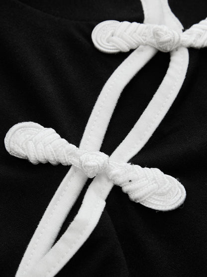 Top de manga corta con botones de alamar en contraste