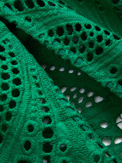 Conjunto de Dos Piezas con Falda y Detalle de Encaje Calado