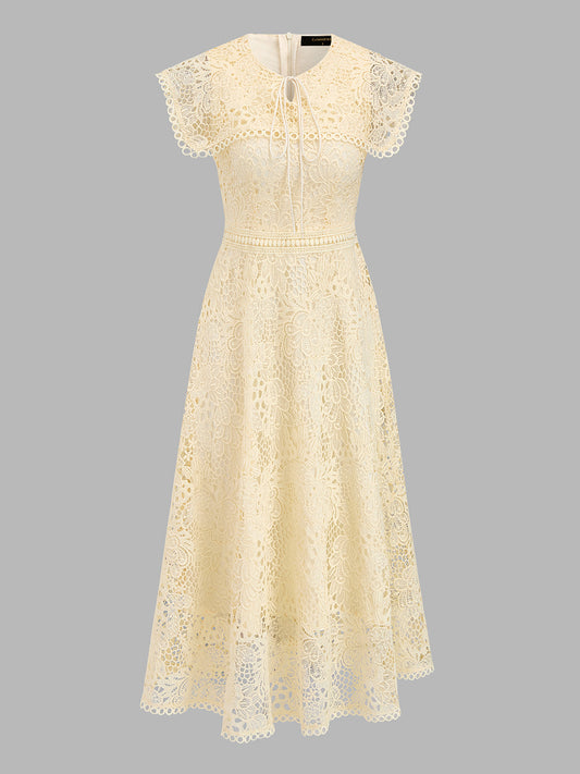 Vestido midi de encaje con cuello capa anudado