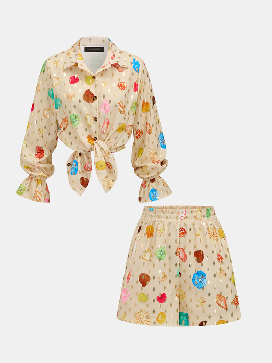 Conjunto de dos piezas con estampado de conchas y lunares dorados